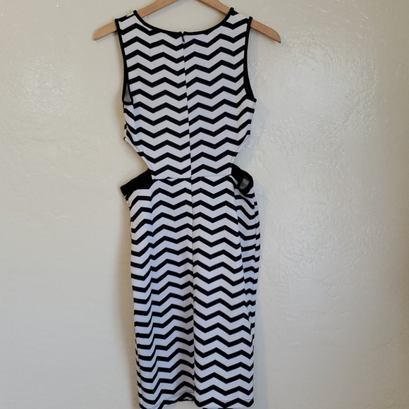 Body conscious dress with waist cutouts - Picture 4 of 4